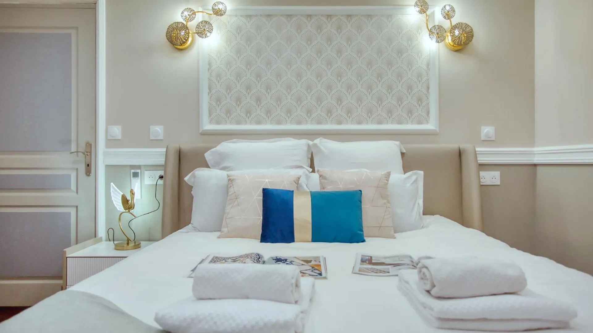 Elegant Triplex In - Ideal For 10 - Aircon Apartment